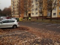 Hrabání listí ulice červenohradecká